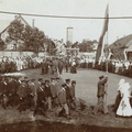 11.juuni 1907.a.  Lastepidu keskväljakul. Taga apteegihoone