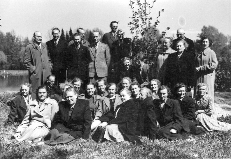Ees vasakult Semilla Vallimäe,kuues Juuli Lilliorg,Elsa Reiman, Linda Võsa, Amanda Teemus. Paremalt esimene Marcella Sander,Leida Ruusakink ja neljas Meeta Põrk.Tagareas Oskar Vahtramäe, kolmas Aleksander Põrk, tema taga Oskar Liht ja kõrval Artur Lauk. Paremalt esimene Ludmilla Reimann ja teine Arseni Põder
19600000_segakoor-001.jpg