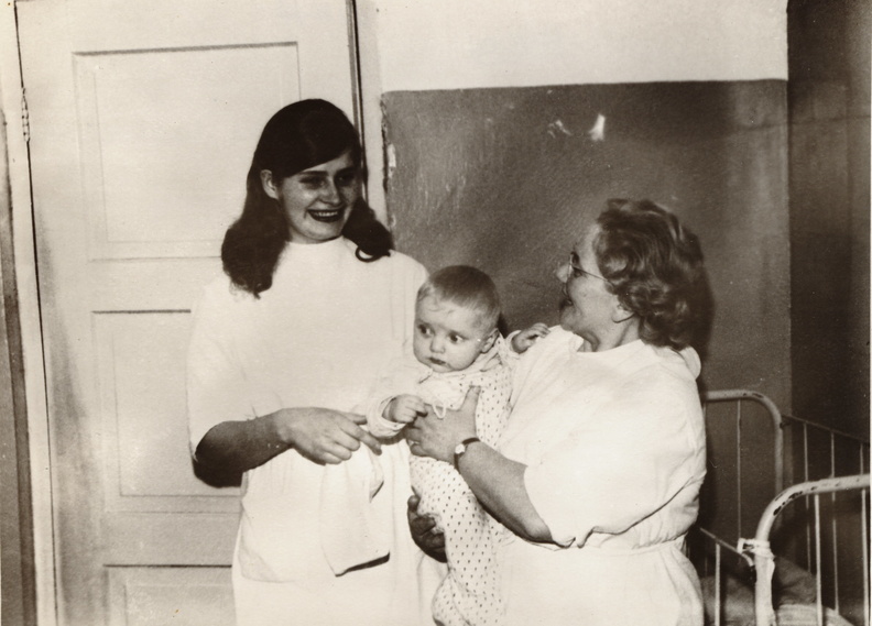 Suure-Jaani haigla lasteosakonnas 1969.a. Viktoria Jänes ja Ilma Marandi