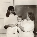 Suure-Jaani haigla lasteosakonnas 1969.a. Viktoria Jänes ja Ilma Marandi
