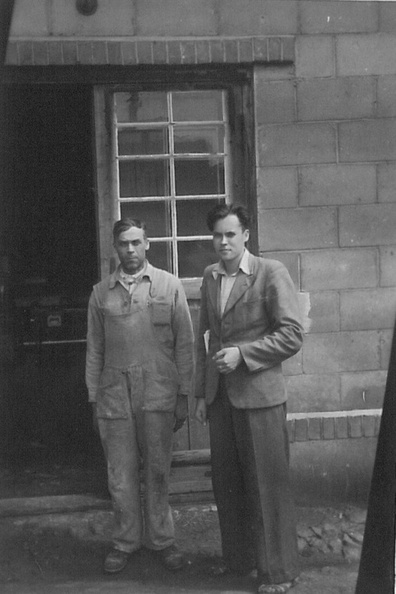 Elelektrijaama ees motorist August Kruus ja Raimond Kruus 1947.a