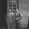 Elelektrijaama ees motorist August Kruus ja Raimond Kruus 1947.a