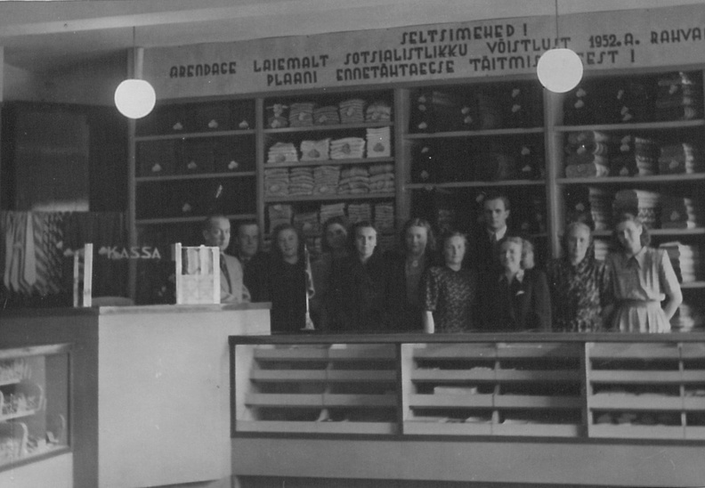 Suure-Jaani kaubamaja 1952.a. Vasakult esimene Artur Lauk