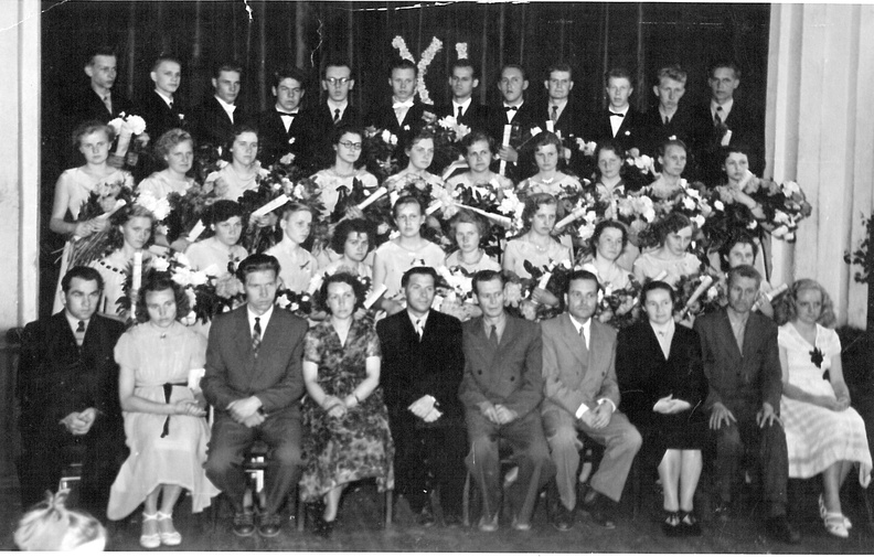 Esireas Endel Sova, Leili Oja (Krup), ?, Helgi Karolin, Erik Saluveer, Ilmar Aver, Ralli Ilves, Jevdokia Nerro, ?, Heljo-Ly Karu (Lõugas) 19590002_uksteist.jpg