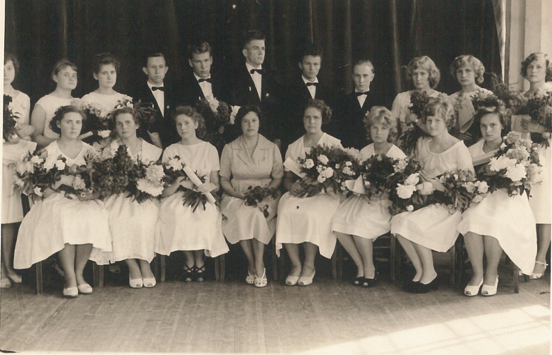 Suure-Jaani keskkooli 13. lend 1961.a. Klassijuhataja Regina Tamm