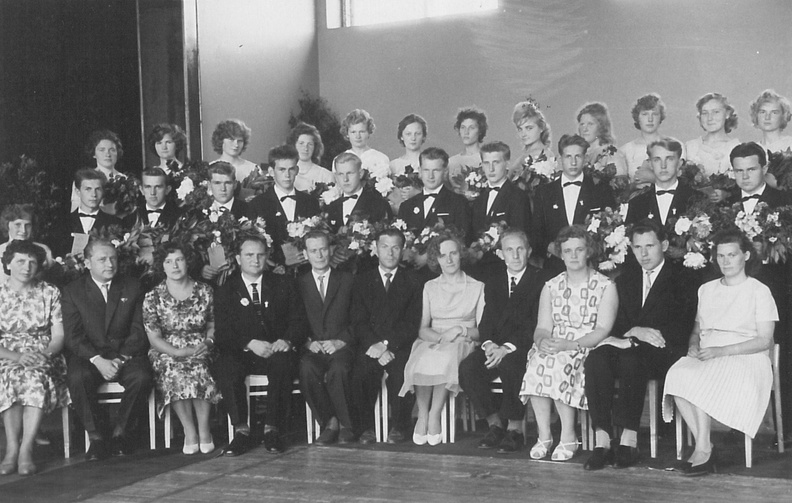 Esireas Aino Saluveer, Ants Idla, Regina Tamm, Arseni Reinumäe, Ilmar Aver, Erik Saluveer, Tiina Idla, Vambola Arge, Virve Arge, Andris-Leon Selg ja Lydia Aver 19630000_15lend.jpg