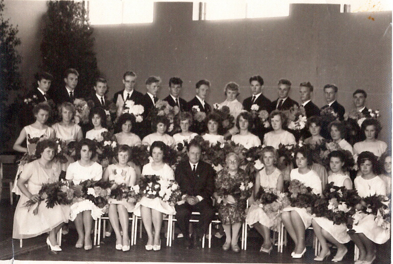 Suure-Jaani keskkooli 16. lend 1964.a. Klassijuhatajad on Ants Idla ja Anita Selg