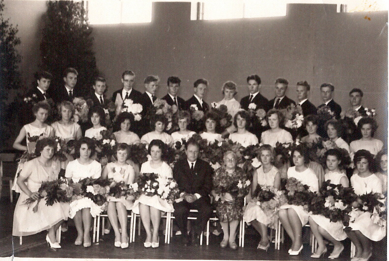 Suure-Jaani keskkooli 16. lend 1964.a. Klassijuhatajad on Ants Idla ja Anita Selg - 19640002_16lend.jpg 19640002_16lend.jpg