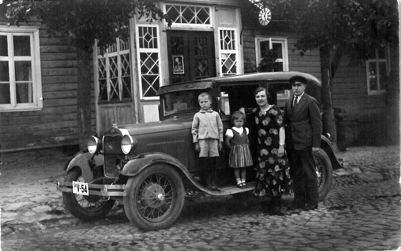 Kaupmees Loigo pere keskväljakul oma kaupluse ees 1934.a