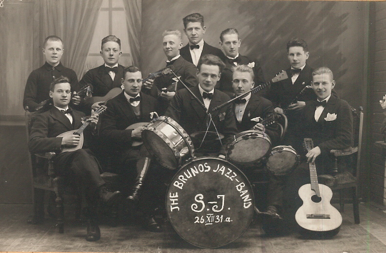 esireas vasakul Bruno Põder, Arseni Põder ja paremalt esimene Theodor Reimann.Taga vasakult teine Aleksander Reiman, viies Voldemar Reimann, Aleksander Põrk 19310001_Bruno_Jazz.jpg