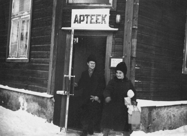 Suure-Jaani apteegi ees 1960-date alguses