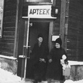 Suure-Jaani apteegi ees 1960-date alguses