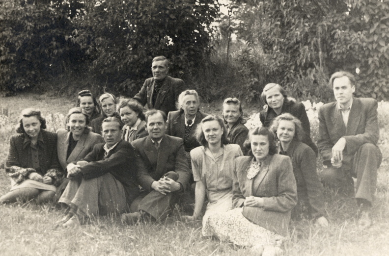 Esireas Helgi Karolin, Agnes Sall, Ülo Kiison, direktor Edgar Taader, Aino Männik, Regina Štaselis, Linda Hint,?. Taga Linda Kadarik,?, Aleksandra Taader, Marie Pihlak, Linda Hint, Agnes Simm ja Raimond Kruus 19500010_opetajad.jpg