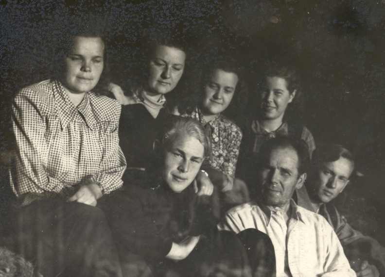 Ees on Olev Piisang ja Edgar Taader.Tagareas on Selma Kreegipuu, Astrid Piisang, Silvi Väljak ja Regina Štaselis 19510800_kolhoosis.jpg