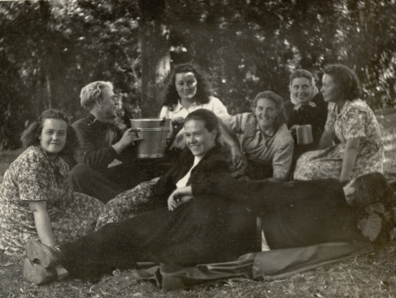 Esireas on Silvi Väljak ja Valda Aaviksoo. Tagareas Olev Piisang, Astrid Piisang, Eha Reinumäe? 19510804_Kolhoosis.jpg