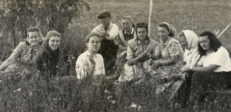 Silvi Väljak,?, Valda Aaviksoo,?, Marie Pihlak, Eha Reinumäe?, Helgi Karolin, ?, Astrid Piisang 19510805_kolhoosis.jpg