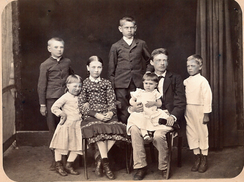 Esireas: Linda, Else Margot, Valter ja Artur. Taga Aleksander ja Hans Kapp 18840002_Kapp.jpg
