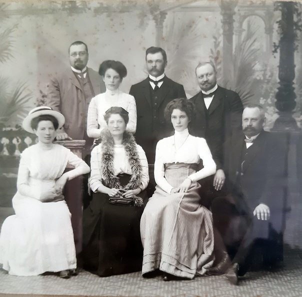 Istuvad Linda, Elisabeth, Marie ja Hans. Seisavad Artur, Margot,,Walter ja Aleksander 19050000_Kappide_lapsed.jpg