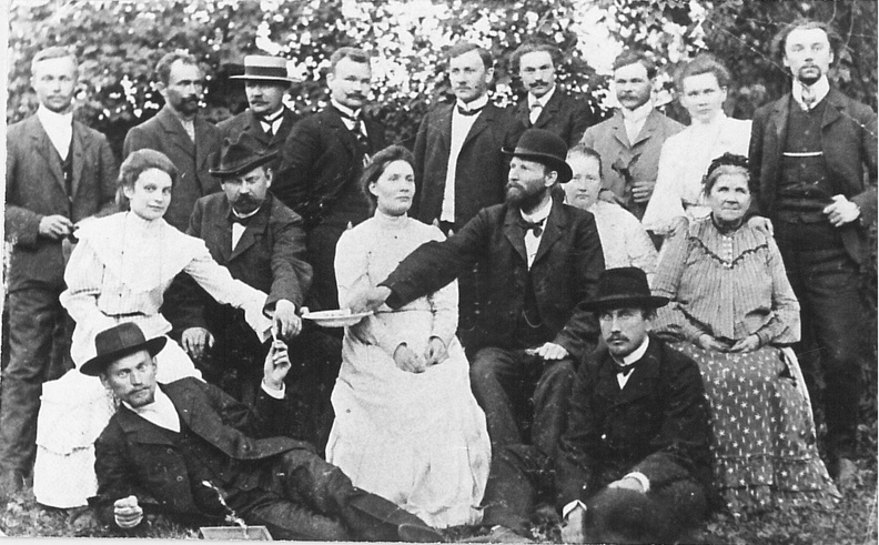 Ees lamavad A.Asu ja J.Jaakson. Istuvad Marie Kapp, Hans Kapp, J. Köstner, Tõnis Köstner,Elisabeth Reimann, W. Trahhow. Taga seisavad H.Perna, Theodor Parik, Jaan Kurrik, Johannes Kadastik, Kõrgessaar, J. Kotkas, A.Krimm, Marie Reiman ja Mart Saar 19060000_Kantre_aias.jpg