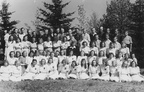 Suure-Jaani keskkooli laulukoor 1948.a suvel. Juhatas Meida Jõelaid