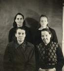 Kooliteenijad. Ees Helmi Kruus ja Liina Lehe. Taga Liisi Tuudelep ja Salme Roosimölder