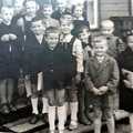 1. a klass 1960.a Köleri 1 ees. Koolimajja ei mahtunud
