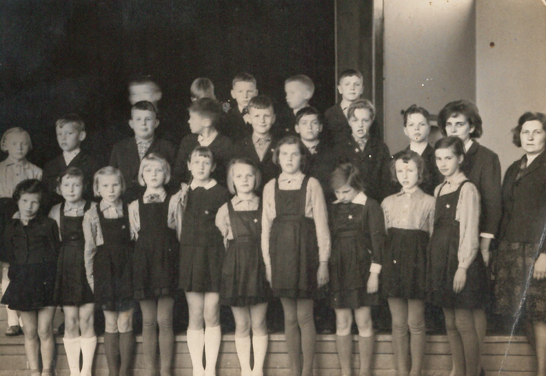 Õpilased 1962.a. Õpetajad Ene Männik ja Astrid Kärt