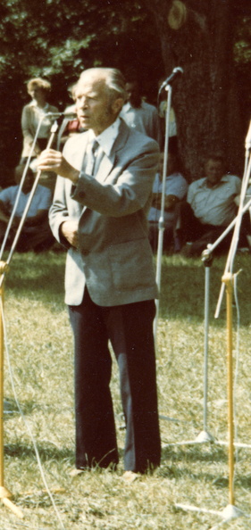 Eerik Saluveer 1988.a  Ta töötas koolis eesti keele ja psühholoogia õpetajana ja õppeaaljuhatajana 1953-1983