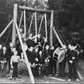 u.1956.a. Noorte puhkpill Kõidama kiigel koos õpetaja Johannes Laosega