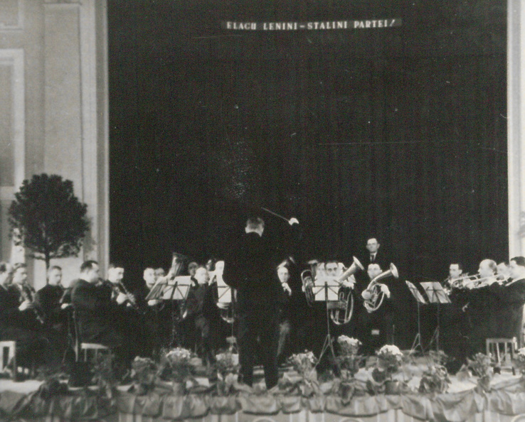 1948.a. Suure-Jaani puhkpilliorkester esineb Tallinna Noortemaja saalis. Dirigeerib Julius Vaks