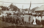 Kihelkonna laste pidu 1907. a. Vasakul seltsimaja saal , taga apteegimaja