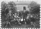 Külas 1920-datel. Jaan Joandi ees, paremalt teine