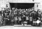 Suure-Jaani puhkpilliorkester koos Suure-Jaani keskkooli orkestriga 1982(?).a. Keskel lillekimbuga Albert Pettinen