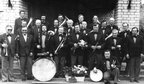 Suure-Jaani puhkpilliorkester koos dirigendi Albert Pettineniga 1982.a
