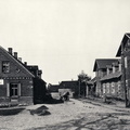 1920-ndate lõpul. Vasakul limonaaditööstus "Livadia", paremal kihelkonnakool
