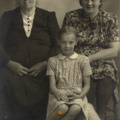 1949.a   Ees istub Mart Saare tütar Tuuli Saar ja taga paremal abikaasa Magda Saar