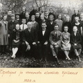 1929.a  Klassipilt. Õpetajad Hans Kapp, Paul Kondas, August Ots ja taga Klaara Rebane