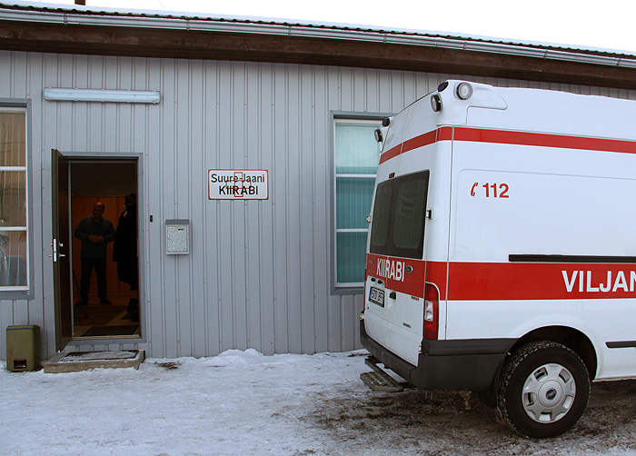Suure-Jaani kiirabi kolis uutese ruumidesse Oja tänaval.