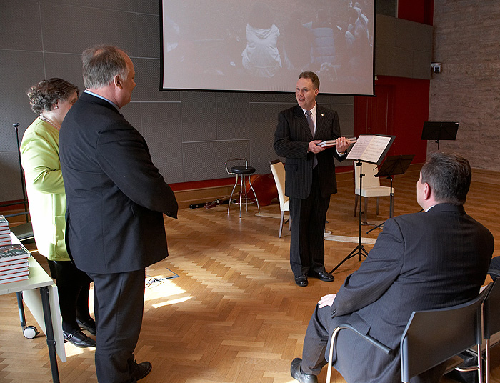 Raamatu "Helisevad hetked" esitlus Riigikogu konverentsisaalis.