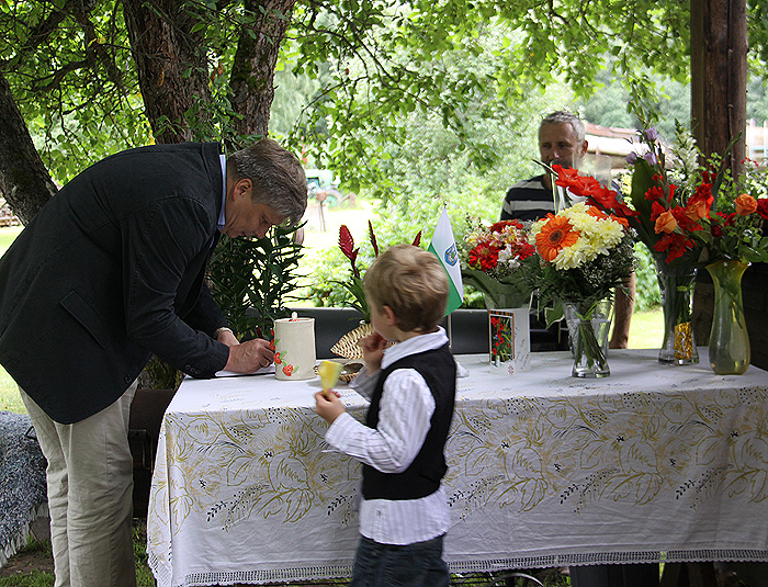 Kogukonna pärl 2013 Viljandimaal on Katti Mees, Ilmar Tikut ja nende pere.