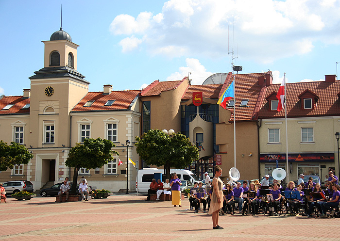 Rahvusvaheline noorte puhkpilliorkester Wersalinka. Kontsert Lomža raekoja ees.