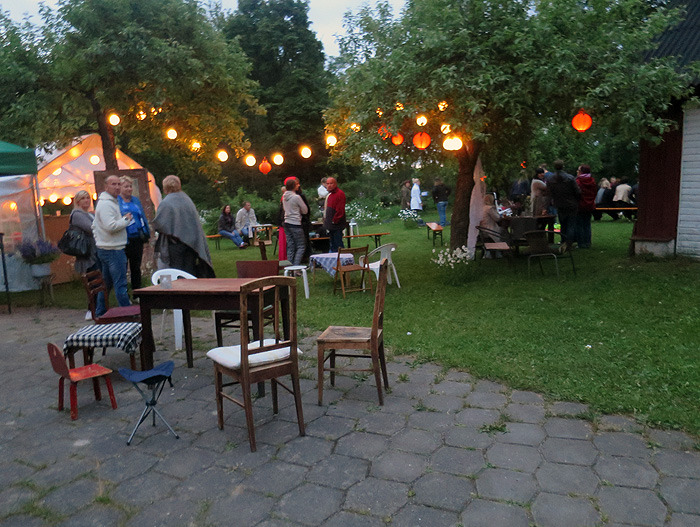 Suure-Jaani kodukohvikute päeval osalevad kohvikud. Kodukohvik Olga juures Pärnu tänaval.