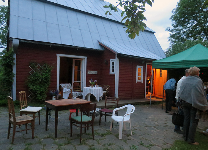 Suure-Jaani kodukohvikute päeval osalevad kohvikud. Kodukohvik Olga juures Pärnu tänaval.