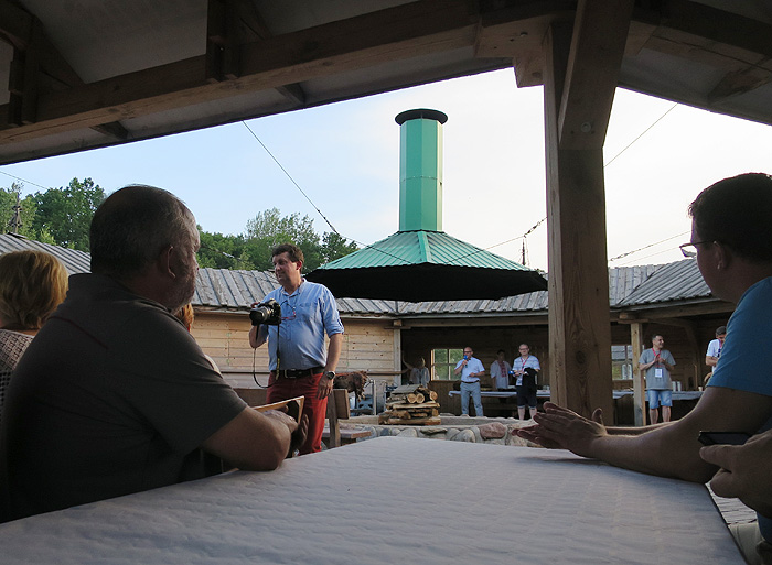 Suure-Jaani valla esindajad Hajnowka linnal külas.