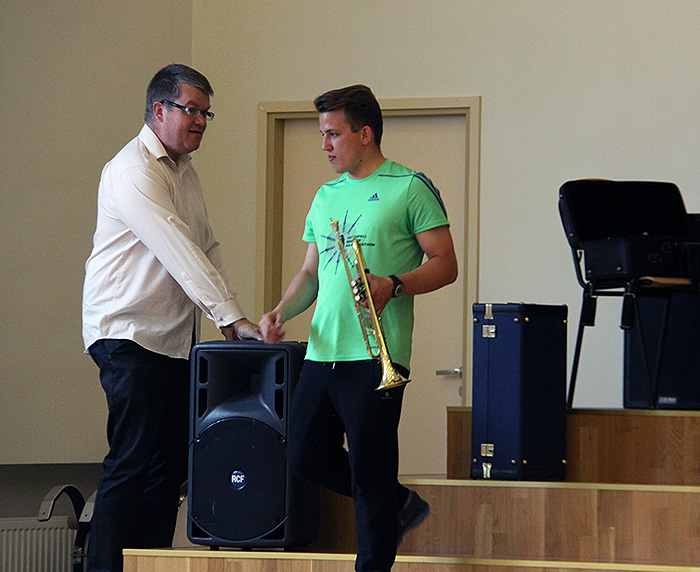 Rahvusvaheline noorte puhkpilliorkester Wersalinka, Enne kontserti Suure-Jaani kooli aulas.