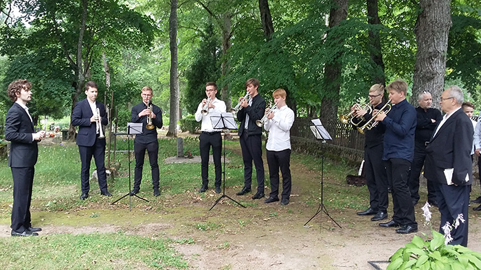 Aavo Otsa trompeti suveakadeemia Suure-Jaanis. Mälestushetk kalmistul.