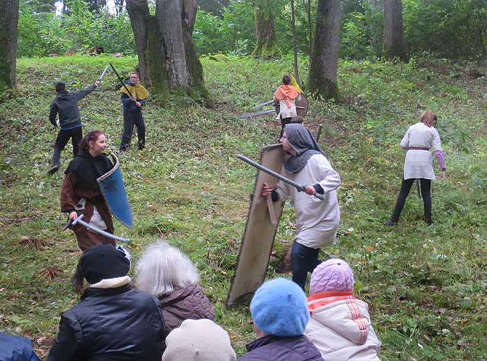 Lembitu ja Madisepäeva lahingu meenutamine naabrite juures Tammemäe hiies.